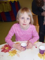 Matilda sitter och drömmer ....