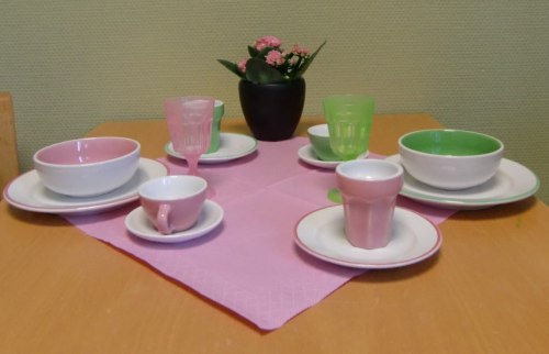 Nu är det dukat för kaffekalas med dockorna!