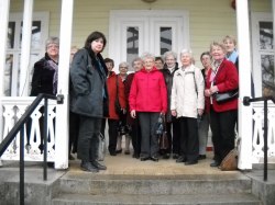 Hela gänget samlat på trappen utanför Fredensborgs herrgård i Storebro vid utflykten den 4 maj 2010