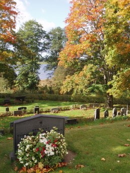 Invid Järeda kyrka ligger kyrkogården med vacker utsikt över Järnsjön. Här finns också en Minneslund och en Asklund.