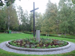 Här på Nya kyrkogården ligger också församlingens Asklund vackert belägen uppe på höjden vid det stora träkorset.