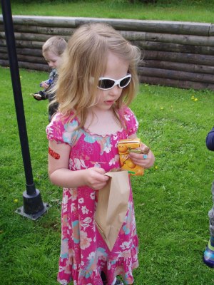 Emmie har händera fulla med skatter.              Glad sommar!