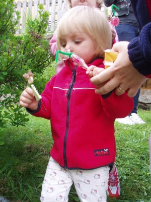 Nathalie har händerna fulla så det är tur att mamma ger en hjälpande hand.
