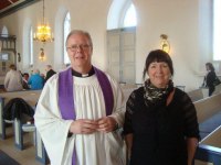 Här ser vi kyrkoherde Ola Sandberg och kyrkvärd Mona-Lisa Bergvall. Bilden är tagen efter Bygudstjänsten i Virserums kyrka den 20 mars 2011. Foto: Inge Bergvall