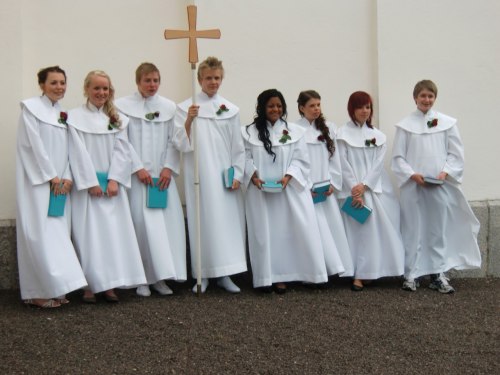 Här ser vi 2011-års konfirmander i Virserum. Från vänster: Bianca, Hedvig, Daniel, Joel, Diana, Sara, Agnes & Richard.