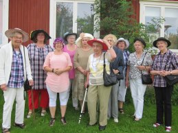 Efter att Margita Toller hälsat oss välkomna fick vi prova ut var sin hatt för hatt var ett måste!