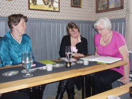 Ann-Marie, Gerd och Karin leder årsmötesförhandlingarna.