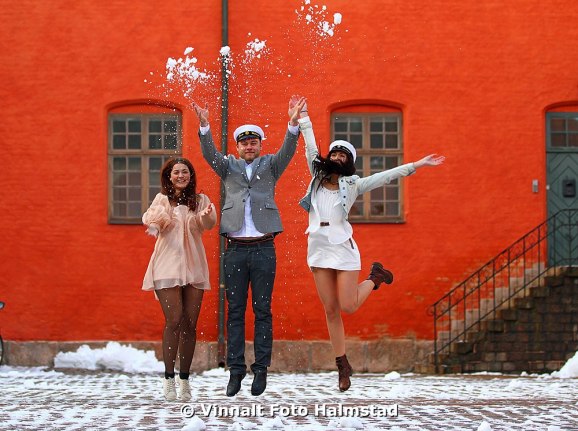Oftast plåtar man student vid en sommaräng...men vadå, rätt OK med lite snö!!