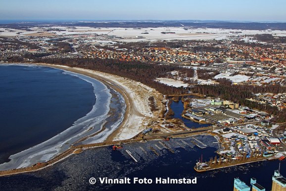 Västra stranden med Halmstads Segelsällskaps hamn i förgrunden och som dom nu håller på att lägga i rör för fjärrkylan