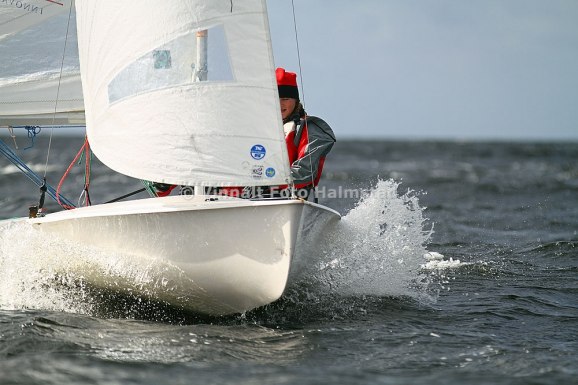 470 seglas med spinnaker men tjejerna saknade fallet denna premiär tur