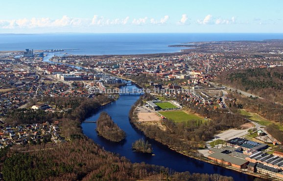 Del av Halmstad och med Nissan ringlande ut mot havet.