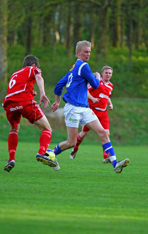 Bollen fastnat vid fötterna på spelarna