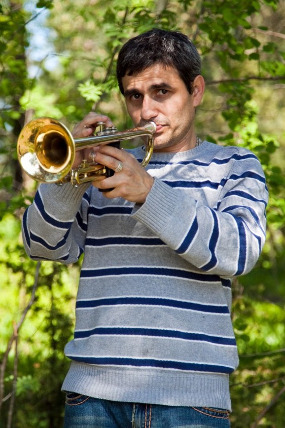 Trumpet spelande man i ett skogsparti...