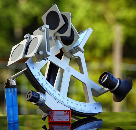 En sextant behöver ingen el!! Notera det lilla chipet som är dagens sjökort.