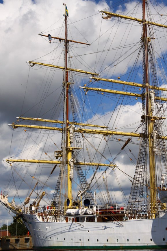 Notera killen dinglande på rårn 