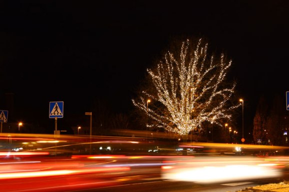 Trädet i rondellen är nytt för i år. 10800 lysdioder. Kul effekt med bilarna som kör när man fotograferar med långa slutartider.
