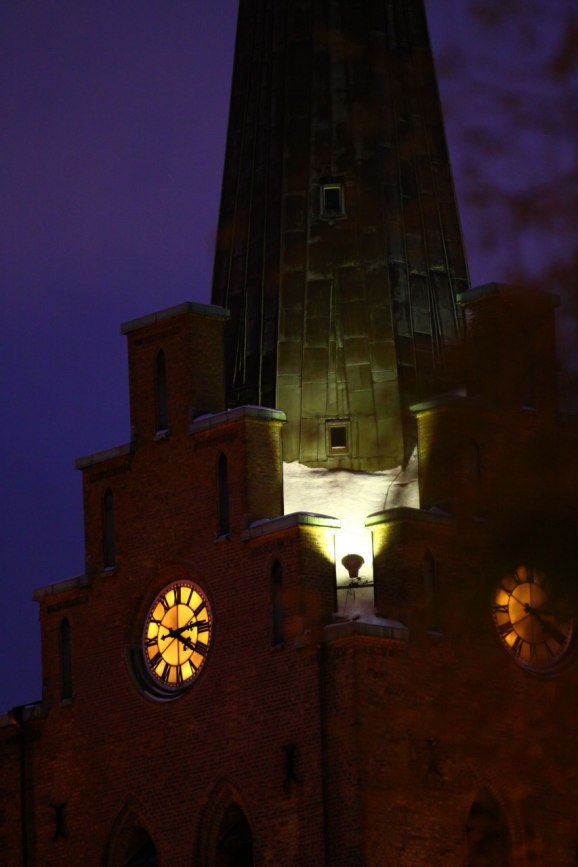 Notera snön uppe på kyrktornet..läcker effekt när snön blir belyst.