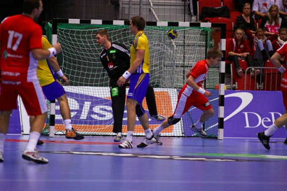 Bollen sitter klockren i högra krysset, men kolla in spelarna ingen verkar ha koll.