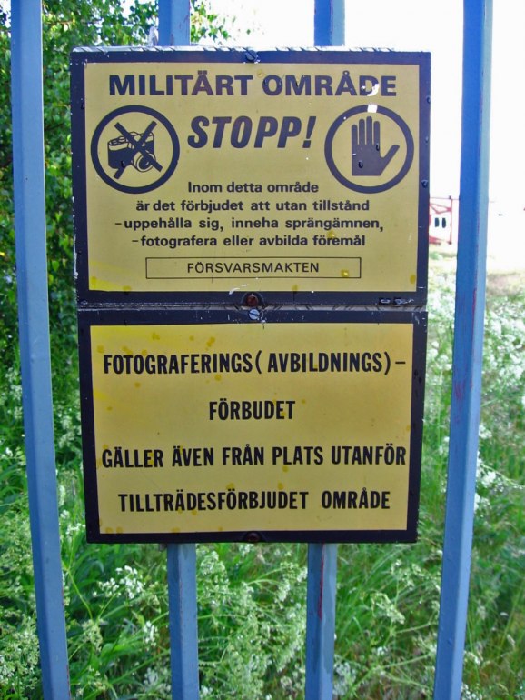 Man har väl lite Emil i sig. Notera då den nedersta skylten.