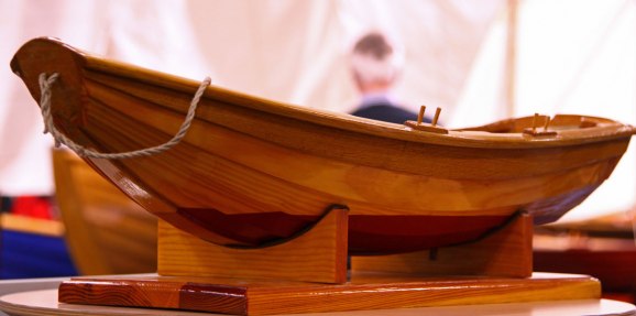 Träbåtsavdelningen som vanligt undangömnd..varför?? Bättre dom gömnt den nya Bavaria 36 som dessutom har dom fulaste ruffventiler jag sett!! Båten på bilden är ett modellbygge.