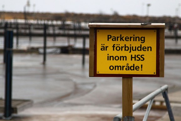 Vi medlemmar på HSS väntar en större utgift på hamnanläggningen. Varför inte plocka ned denna skyllt och tillåta parkering på isen vintertid för shoppande Halmstadsbor..en nätt avgift?