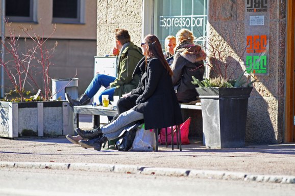 En espresso i solskenet, notera att nästan alla är vända mot söder!!