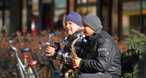 Till och med gatumusikanterna har vågat sig ut