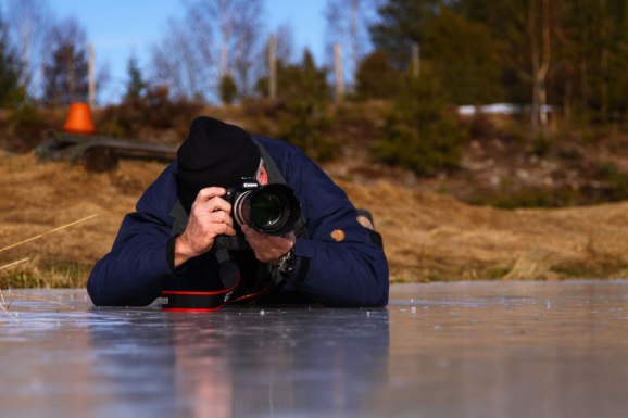 Isen blir liksom lite fuktig så här i vårsolen...men visst ja det var ju kameran som gjorde jobbet.. Bilden är dessutom ett självporträtt där min andra kamera var riggad på isen och via fjärrstyrning kunde jag fyra av.