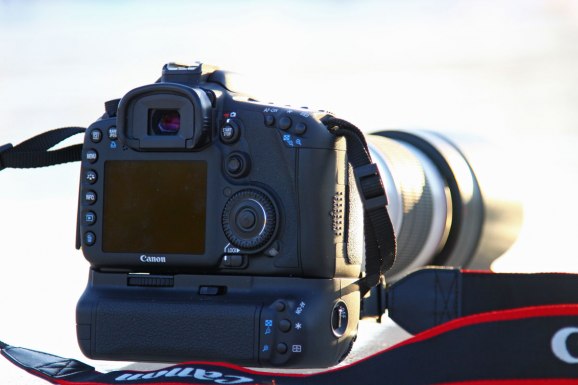 Fullkomligt perverst med knappar på min Canon EOS 7D men här kan jag snabbt ändra vitbalans, ISO ,bildstil, matningsmetod mm. Dessutom klarar kameran 8 bilder/sek villket är bra vid segling/sportfotografering. Enklare kameror får man leta i menyn för dessa inställningar. Fotograferar man ex en betald porträttsession vill man kunna göra inställningar snabbt.