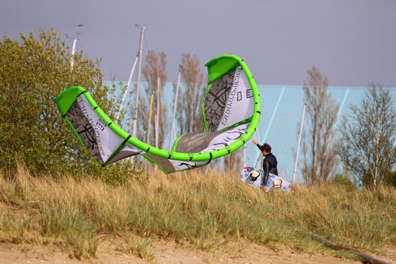 Kitesurfarna la ner för dagen, för lite vind.