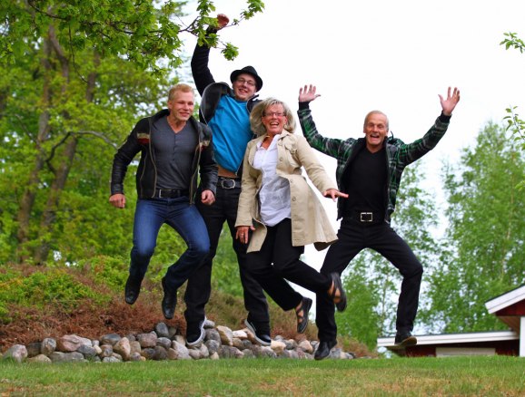 Hopp är som bekant en grej jag kör med vid porträtt fotografering. Nästa helg ska  jag få 17  personer att hoppa samtidigt, vid en familje session...en sann utmaning. I min värld är detta en helt OK familjebild!!