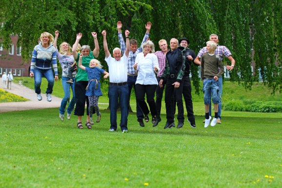 En bild från en familjesession igår Norre Katts Park i Halmstad. OK seriös när man tar porträtten men lite spex måste fram.