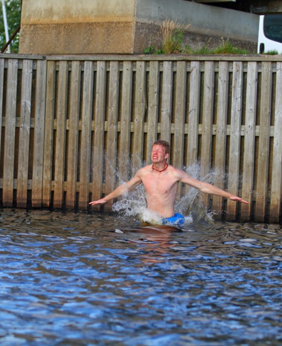 Minspel/kroppspråk talar sitt tydliga språk...vattentemperaturen är nog ingen hit!!