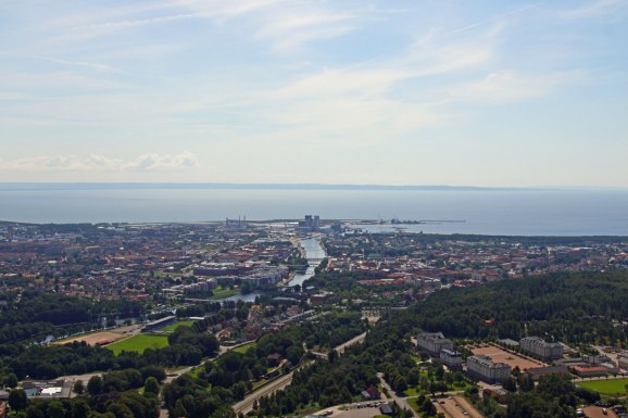 Halmstad med välkända farvatten utanför..