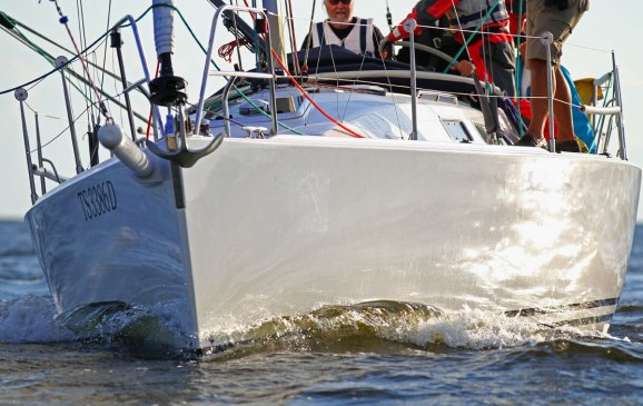Jag vill ofta ligga nära båtarna när jag fotograferar, man brukar kunna se på rorsmans kroppspråk att när ska han flytta på sig, och efter en bild som denna är det läge att trycka på gasen. Segling fotar jag från en liten snabbgående öppen eka.