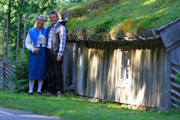 Sevärdheten Lurrehus, ligger riktigt fint. På bilden Christel o Anders som driver Skallinge Gård.