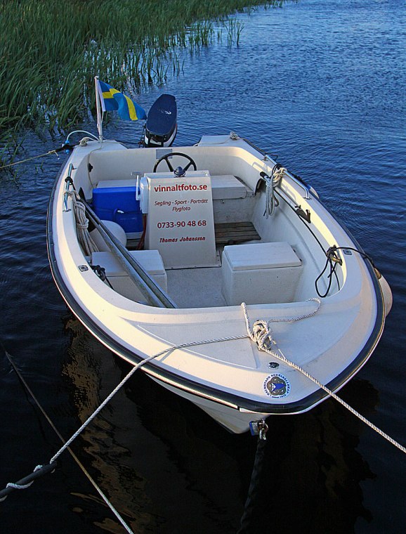 En båt kan vara bra att ha. I detta fall en gammal Uttern 4500 som gör i runda slängar ca 20 knop. till den har jag även en trailer. En "Ribb" skulle vara optimalt men ack så dyra!!