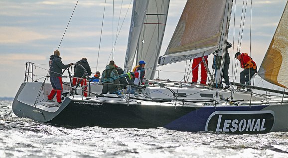 Stora båtar fyller sökaren i det här fallet en "Sinergia 40"