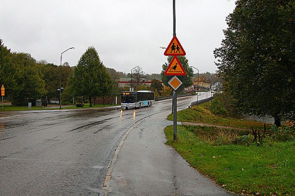 Där bussen är brukar dom knata över.