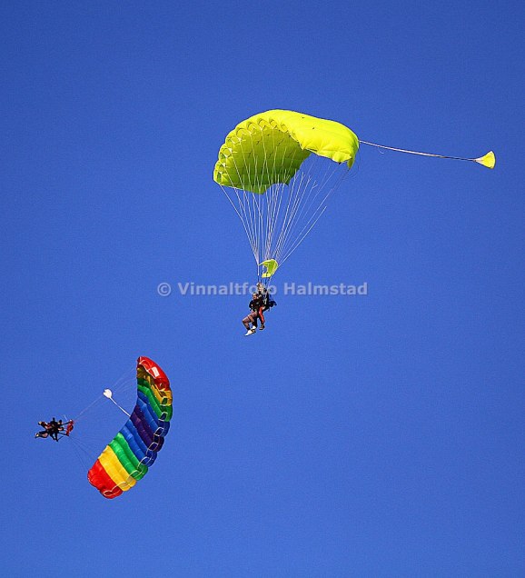 Det pågick tandemhopp och självklart passar man på och ta några bilder. En grej jag skulle vilja göra, kostnad för ett hopp är 2500 sek!!