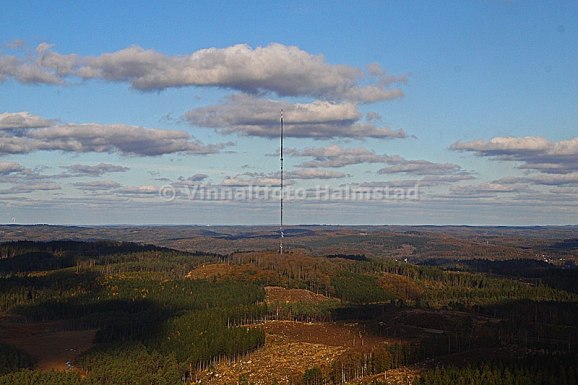 När vi flög mot Halmstad förra söndagen hade vi dessutom solen rätt i näbbet. Dom växer upp som svampar enligt min pilot och kartorna hinner inte uppdateras.