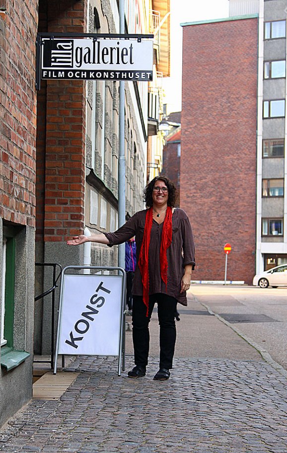 Susanne visar vägen ner till galleriet som verkligen är sevärt.