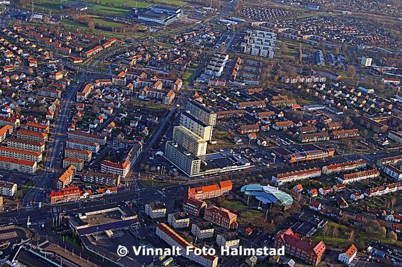En bit till vänster om höghusen ligger min lokal som jag sitter i just nu.