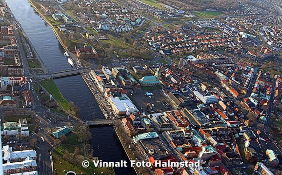 Innan lågsniffen över torget...