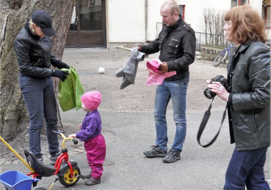 Snabba klädbyten med vant väntande modell.