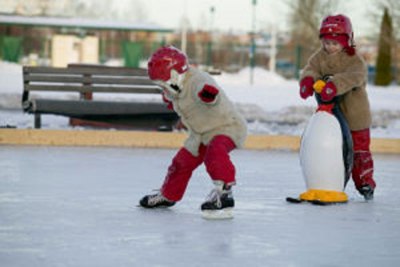 Det är inte så lätt i början. I Mariebergsskogen är Pingu ett bra stöd när det ska åkas.