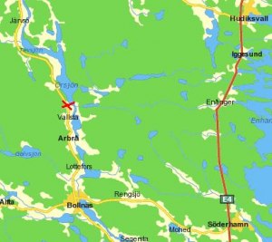 Båthuset ligger nära bron, se röda krysset! Klicka på kartan för att se bättre!