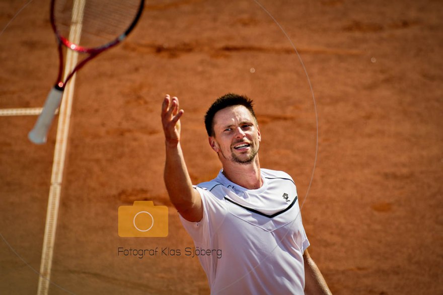 Robin Söderling vinner Swedish Open i Båstad 2011. Hans rack kastar han upp till publiken. - Fotograf Klas Sjöberg