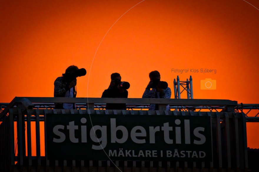 Solnedgång i Båstad och fotograferna jobbar hårt.