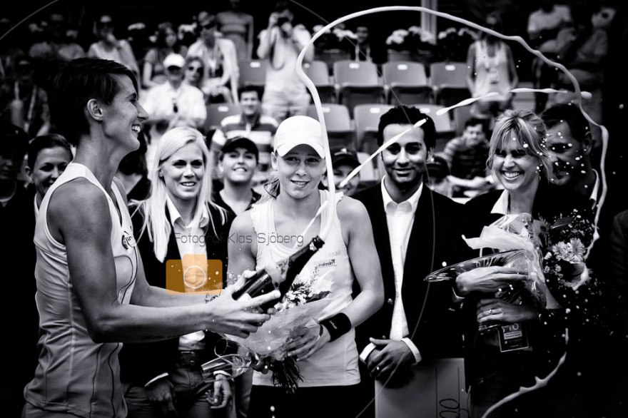 Johanna Larsson ser på när Polona Hercog firar sin seder i Swedish Open Båstad 2011. Foto Klas Sjöberg